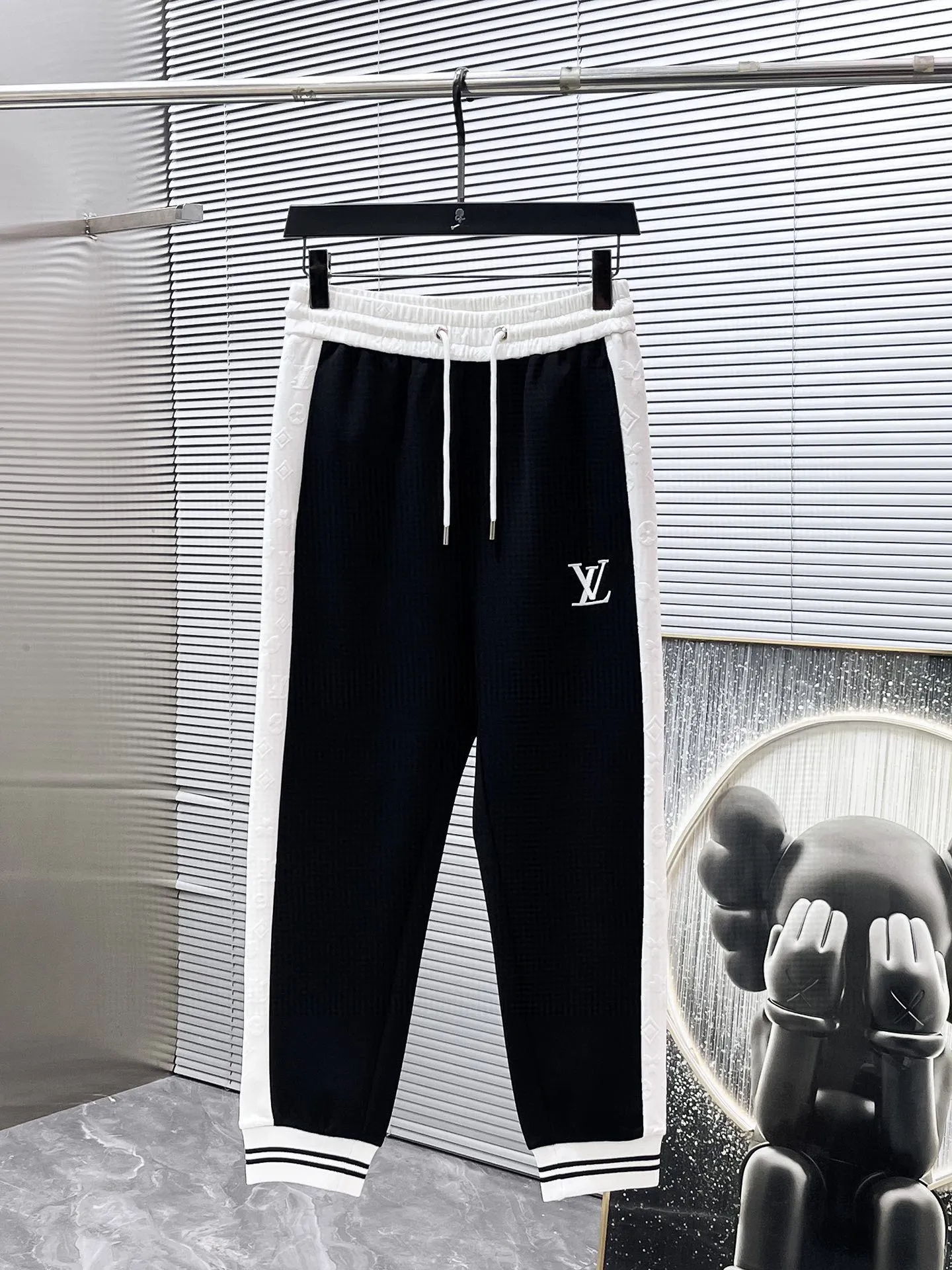 🅿️720 LV hot-selling suit is coming. Focus on the original version of the official website. 2025 new hot-selling cardigan suit. The original order is the best. 🇭🇰The meticulous work of top designers. It has a fitting and perfect upper body effect. All-natural high-quality Tencel Roman cotton 100%, close-fitting comfort, noble and elegant! Original hardware embodies elegance and nobility! Counter size: M-3XL (maximum wear up to 190 pounds)